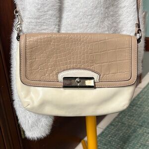 Coach  Kristin Crossbody Bag  cream/ beige croc embossed flap signature clip EUC